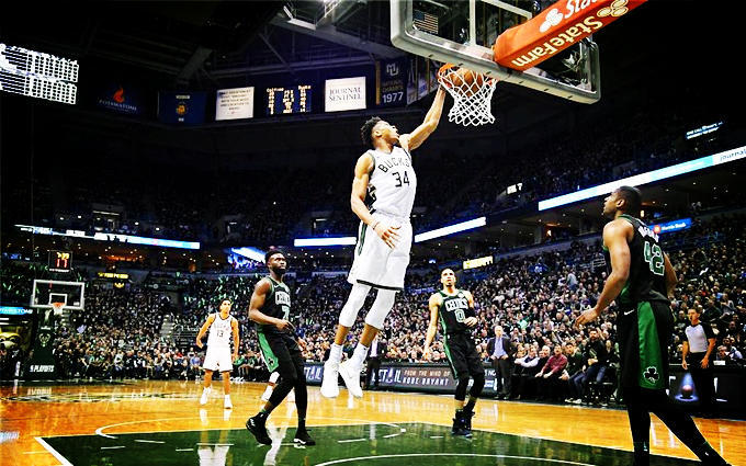 莱万多夫斯基重返赛场,败北首场状态出色,雄鹿观众沸腾!